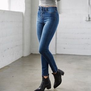 ❇️Bullhead High-Rise medium wash lace up jeans