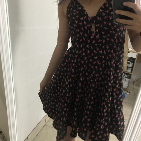 BEAUTIFUL F21 FLOWY DRESS - Picture 2 of 5