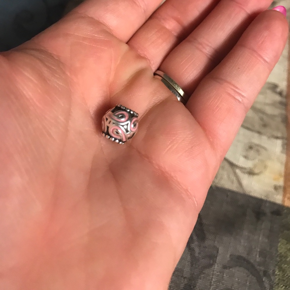 PANDORA - Picture 3 of 5