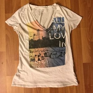 American Eagle NYC V-Neck T-shirt 👚 ✨