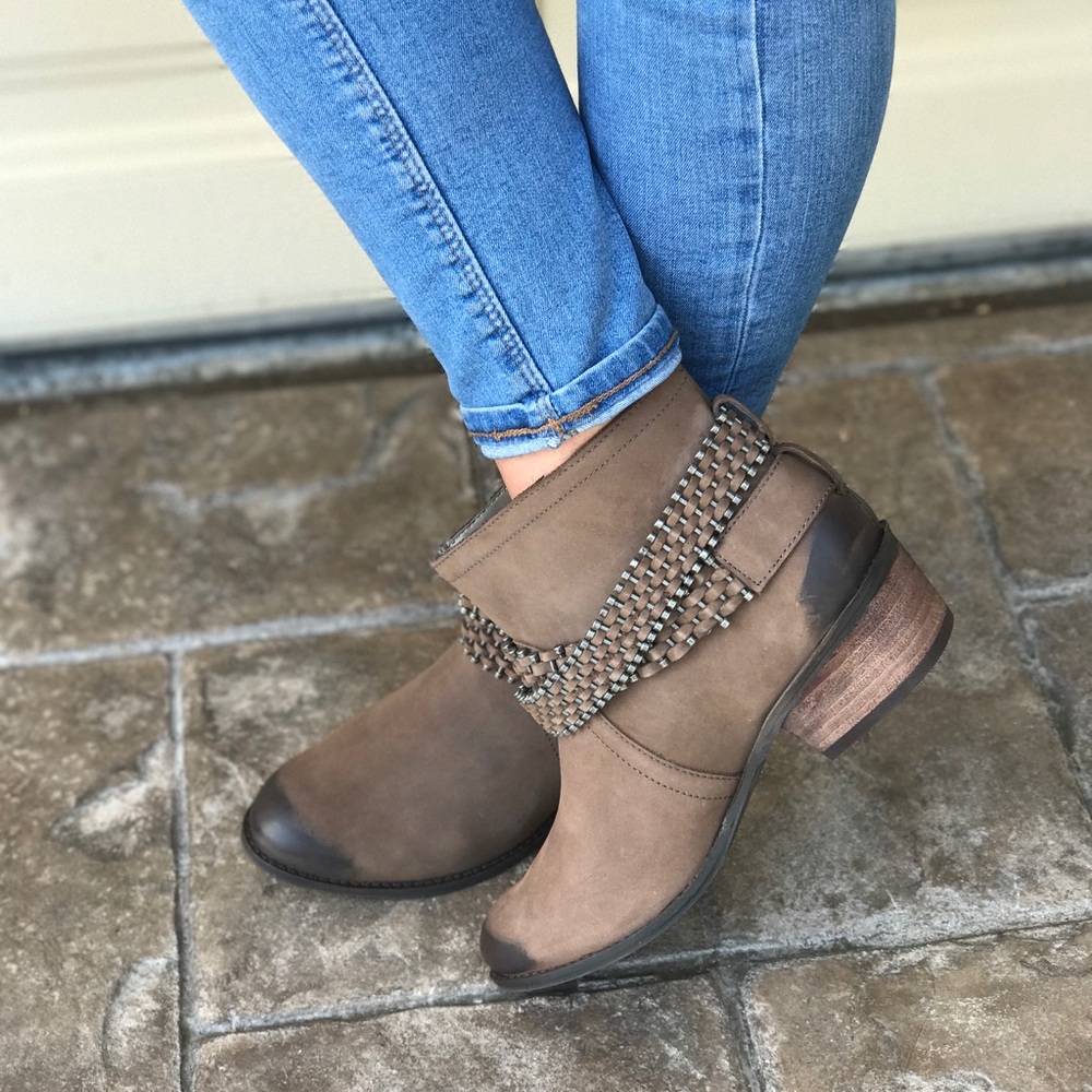 Burnished Distressed Round Toe Leather Ankle Boot - Picture 4 of 8