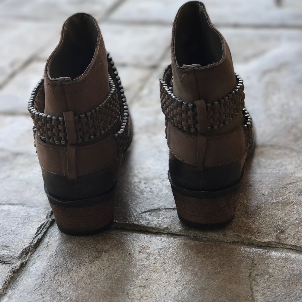 Burnished Distressed Round Toe Leather Ankle Boot - Picture 6 of 8