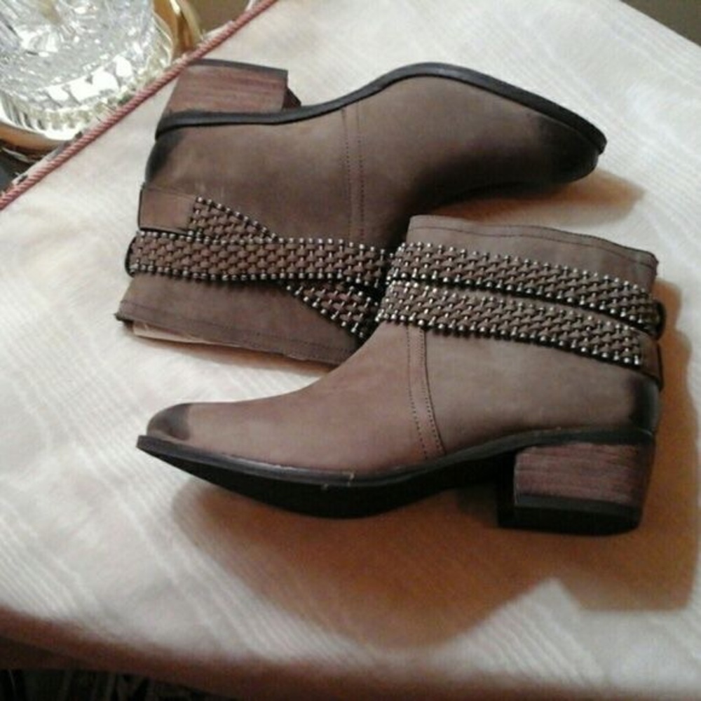 Burnished Distressed Round Toe Leather Ankle Boot - Picture 3 of 8