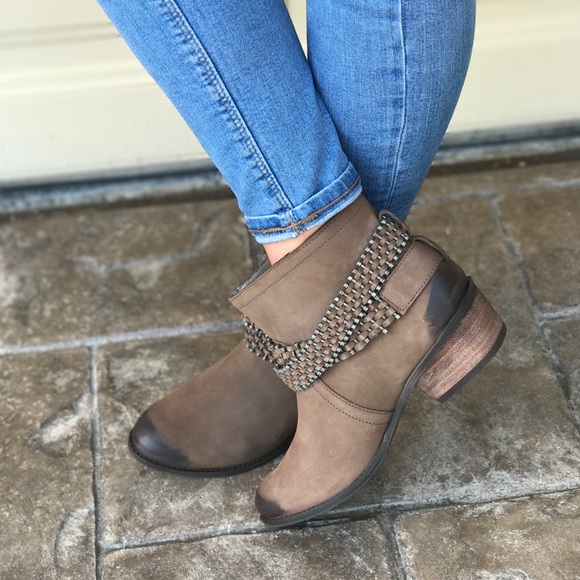 Burnished Distressed Round Toe Leather Ankle Boot - Picture 4 of 8