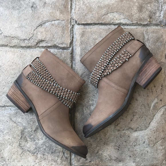 Burnished Distressed Round Toe Leather Ankle Boot - Picture 5 of 8