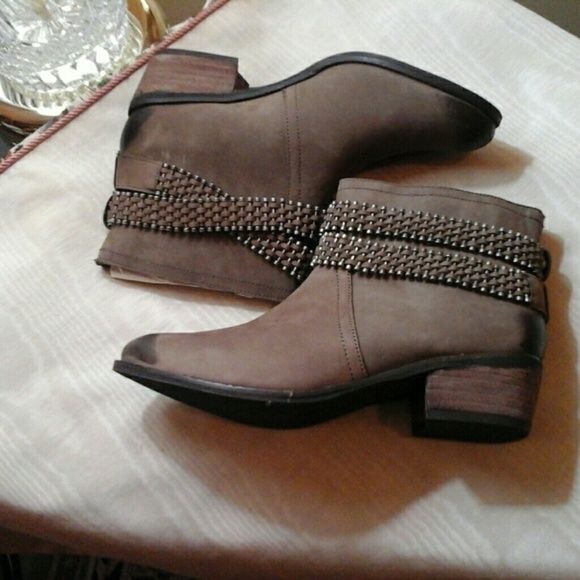 Burnished Distressed Round Toe Leather Ankle Boot - Picture 3 of 8