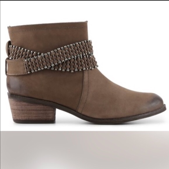 Burnished Distressed Round Toe Leather Ankle Boot - Picture 8 of 8
