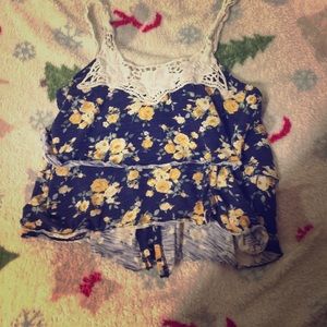 Adorable flower croptop🌼😻