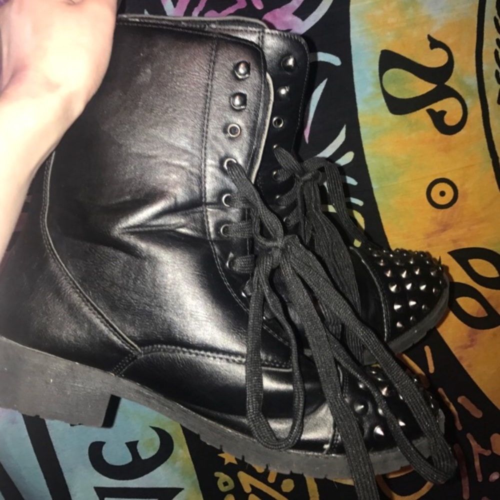 HOT TOPIC Studded Combat Boots