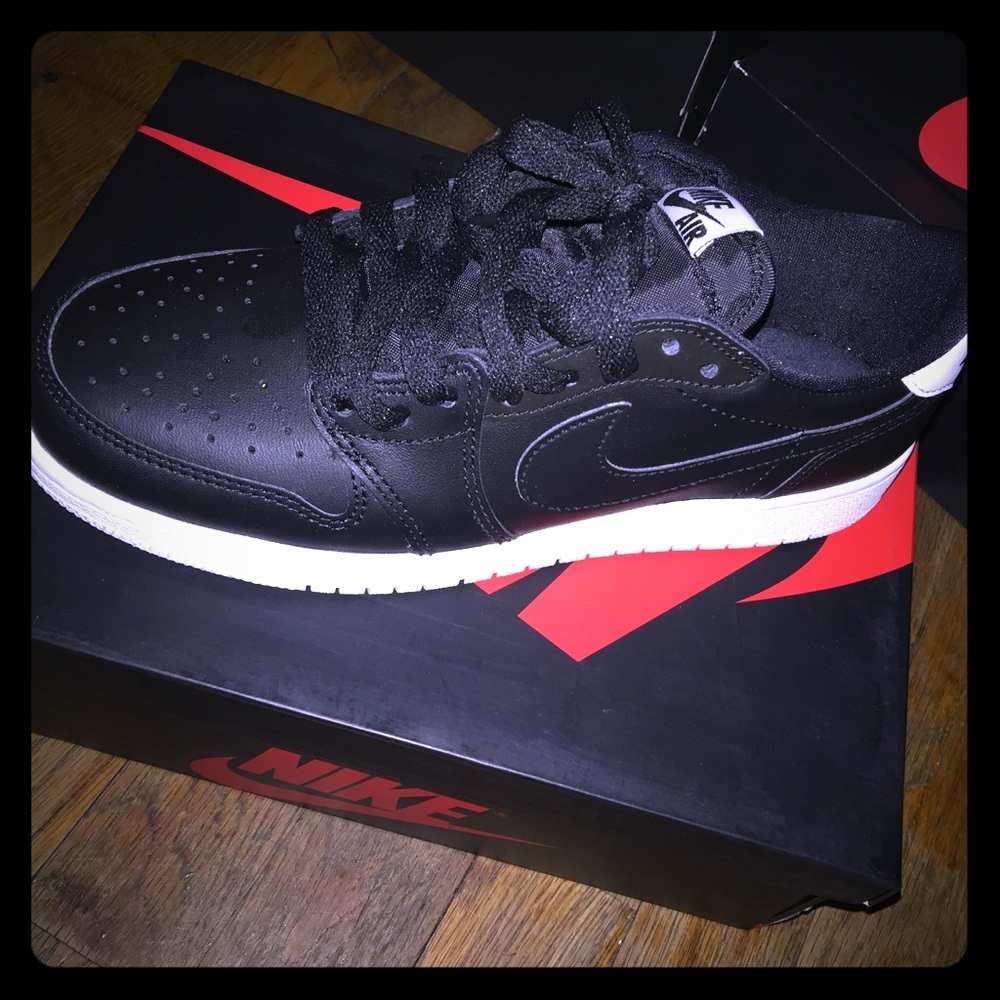 Black & White Low Top Nike Air Jordan