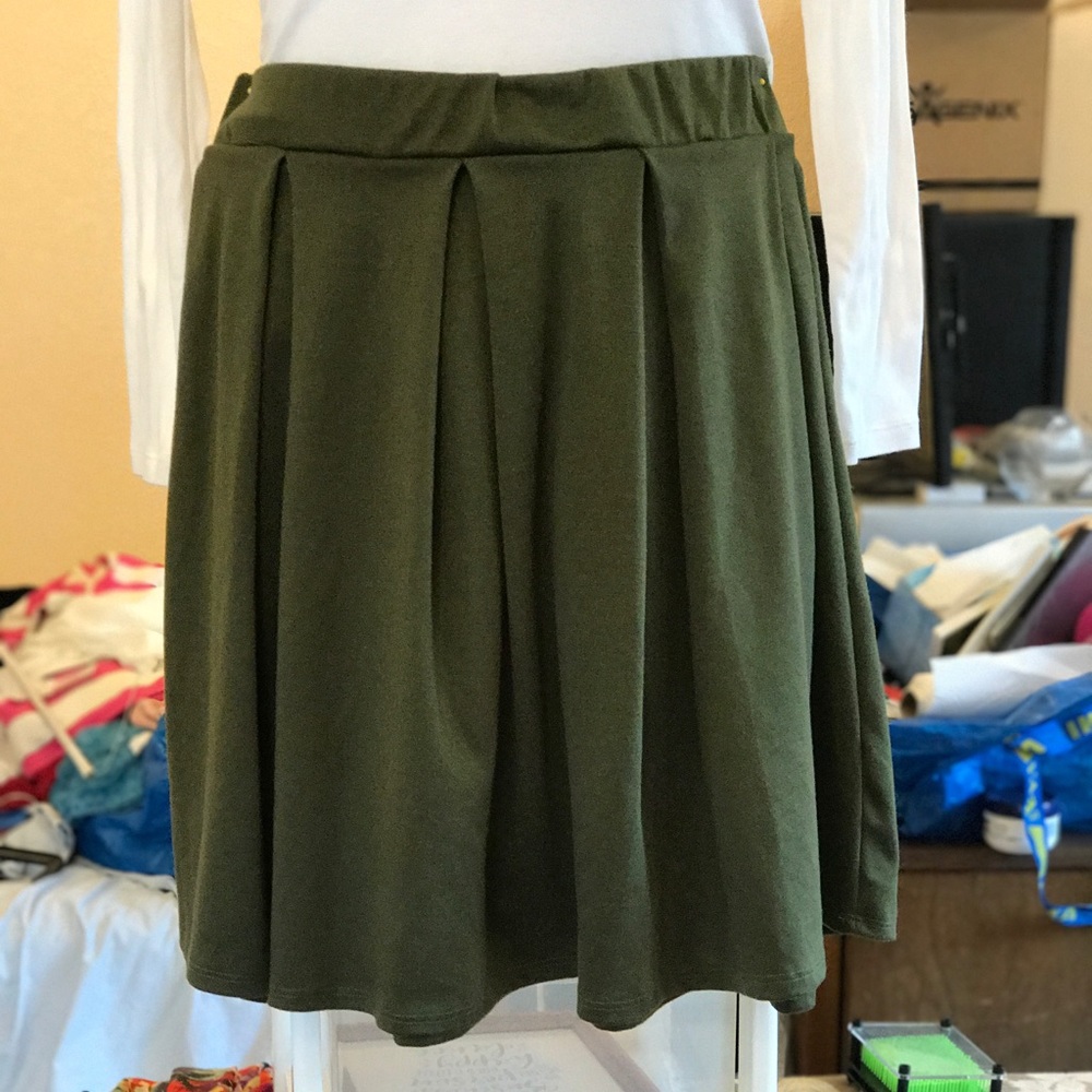 Olive green pleated stretchy skirt