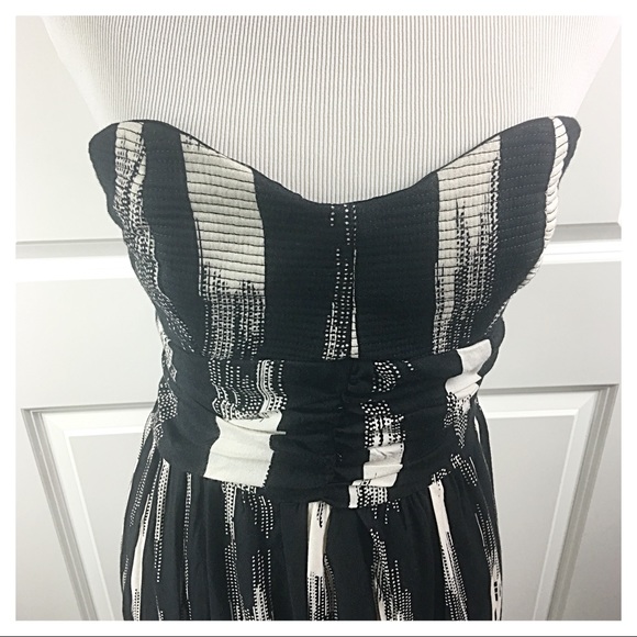 EUC Charlotte Russe Strapless Summer Dress - Picture 3 of 7