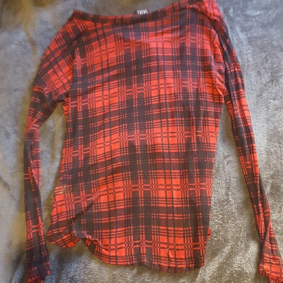 Red and black high low plaid long sleeve shirt - Picture 2 of 2