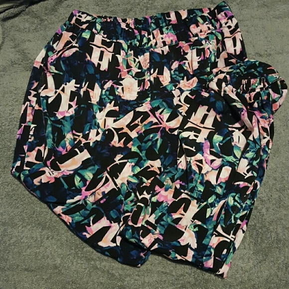 Patterned pants - Picture 2 of 2