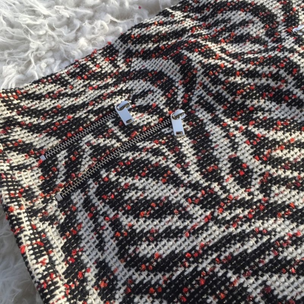 ⚡️SOLD⚡️Zara Zebra-Print Mini Tweed Skirt - 0 - Picture 5 of 7