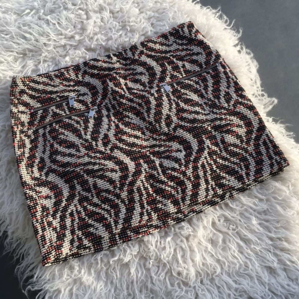 ⚡️SOLD⚡️Zara Zebra-Print Mini Tweed Skirt - 0 - Picture 3 of 7