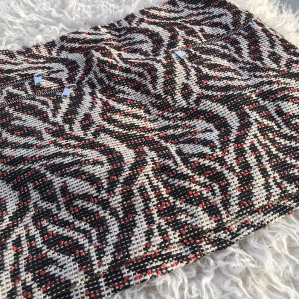 ⚡️SOLD⚡️Zara Zebra-Print Mini Tweed Skirt - 0 - Picture 6 of 7