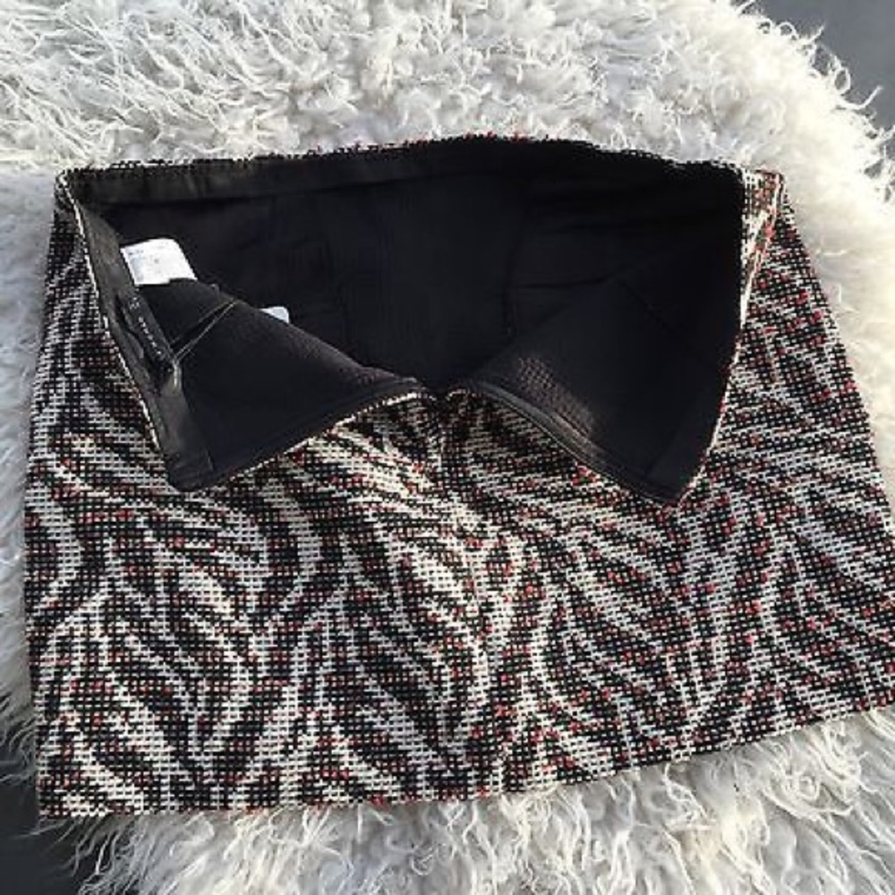⚡️SOLD⚡️Zara Zebra-Print Mini Tweed Skirt - 0 - Picture 4 of 7