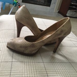 Nine West size 7.5 snake skin 3" heels