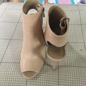 Ann Taylor nude ankle heels size 7.5!