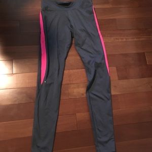 Under armour grey working leggings w/ pink detail