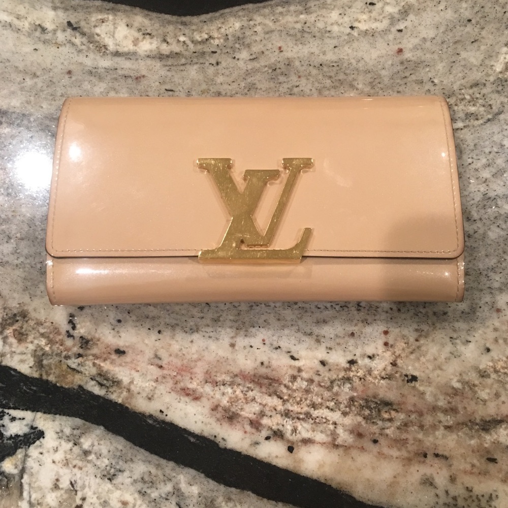 Nude Louis Vuitton 'Louise' wallet