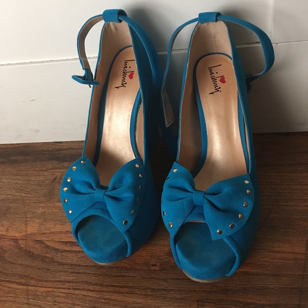 Bow wedge heels