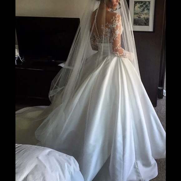 ⛔️ THIS GOWN HAS BEEN DISCONTINUED ⛔️💃🏿 - Picture 3 of 6