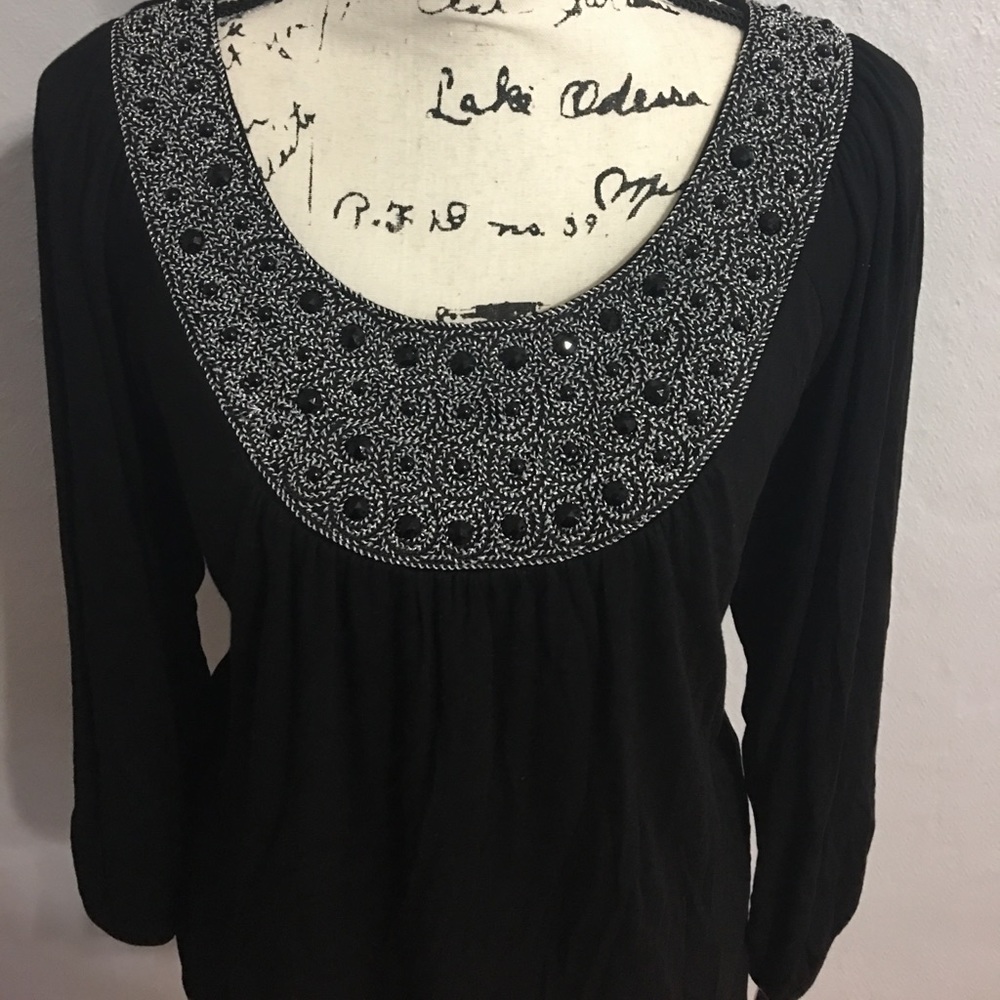 Silver appliqué bubble hem top