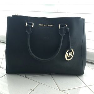 Michael Kors Saffiano Leather Shoulder Bag ✨