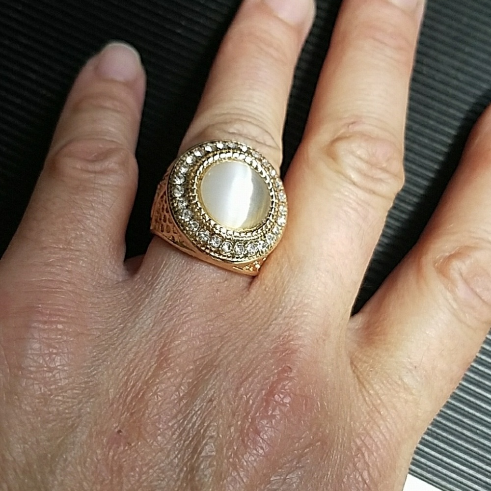 Goldtone ring sz 6.5