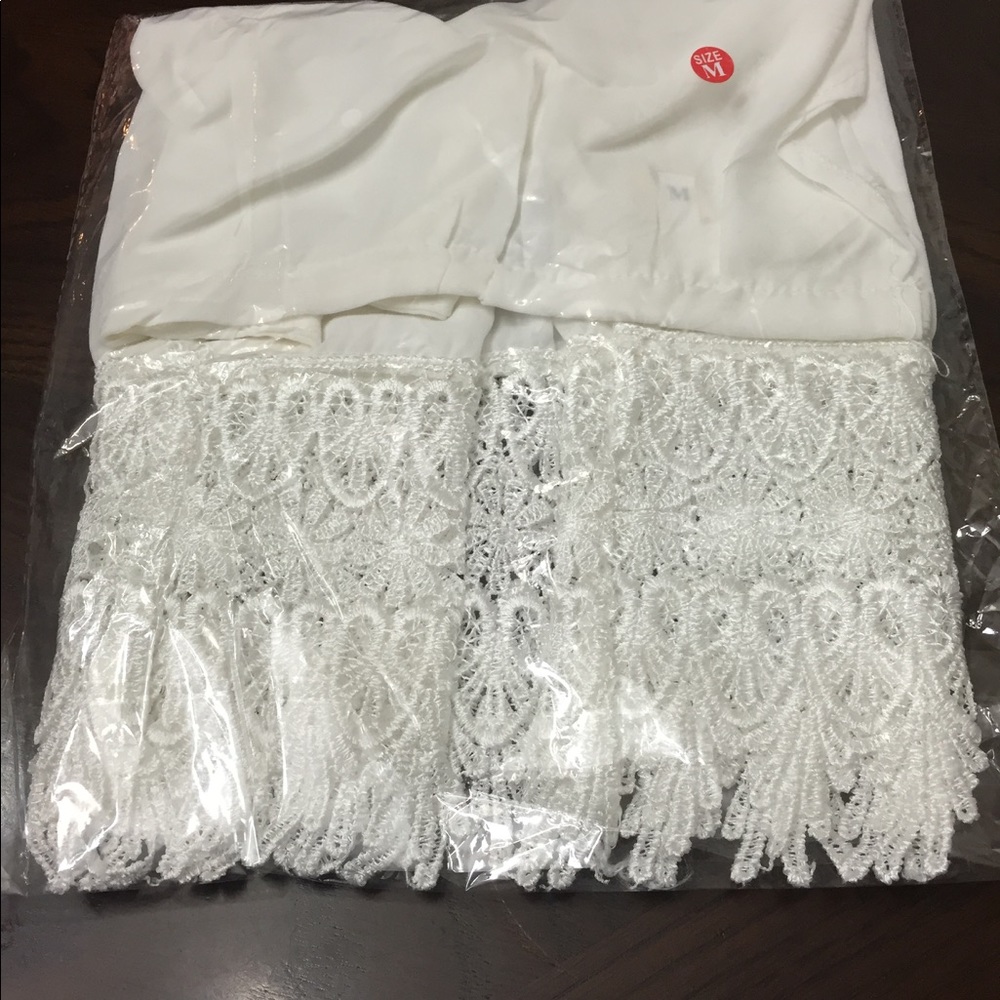๐Host Pick๐ NEW White Lacey Cropped Top - Picture 4 of 4
