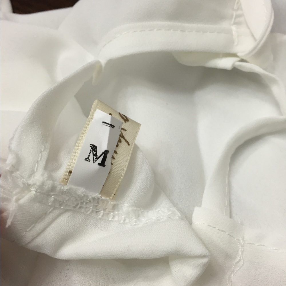 ๐Host Pick๐ NEW White Lacey Cropped Top - Picture 3 of 4