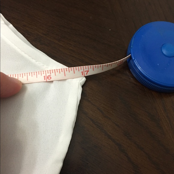 💙Host Pick💙 NEW White Lacey Cropped Top - Picture 2 of 4