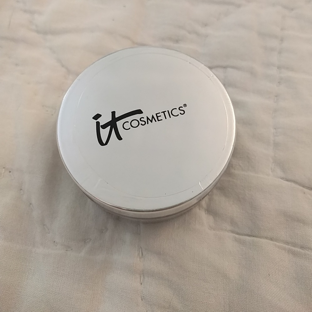 Unopened! It cosmetics Bye Bye Pores