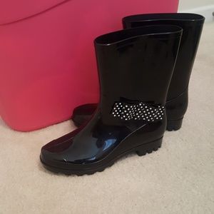 🎀 super cute rainboots with polka dot bows 🎀