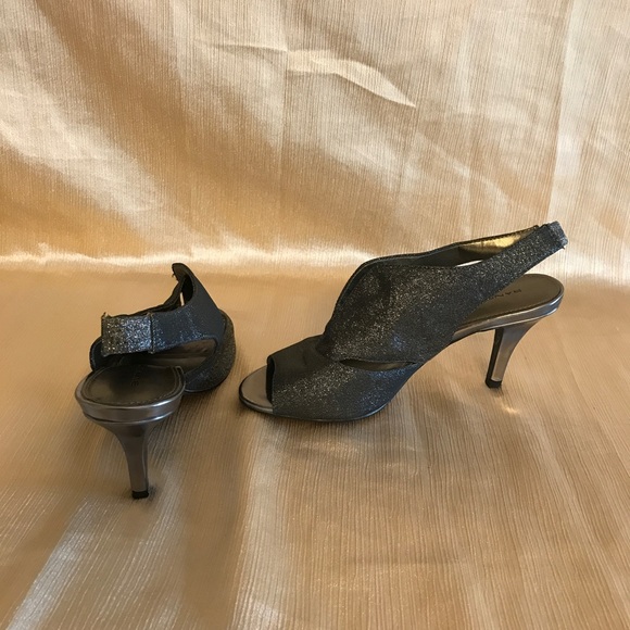 BANDOLINO GLITTERY GRAY SANDALS SIZE 6 - Picture 2 of 3