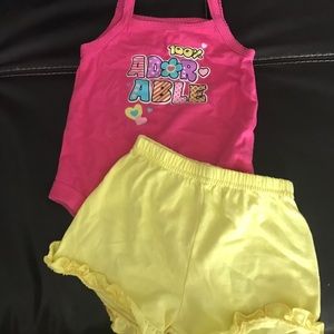 Baby girl Adorable 2 pc short/onesie set - 12 mths