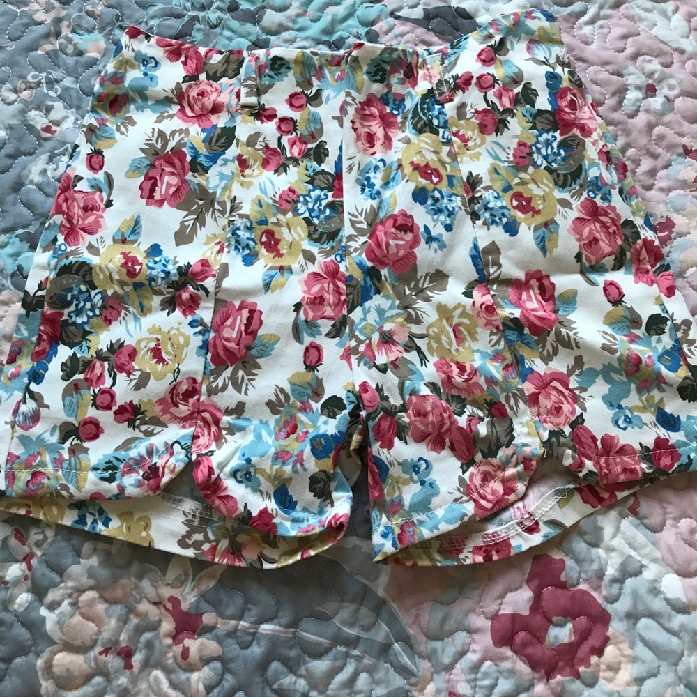 White floral high wasted shorts