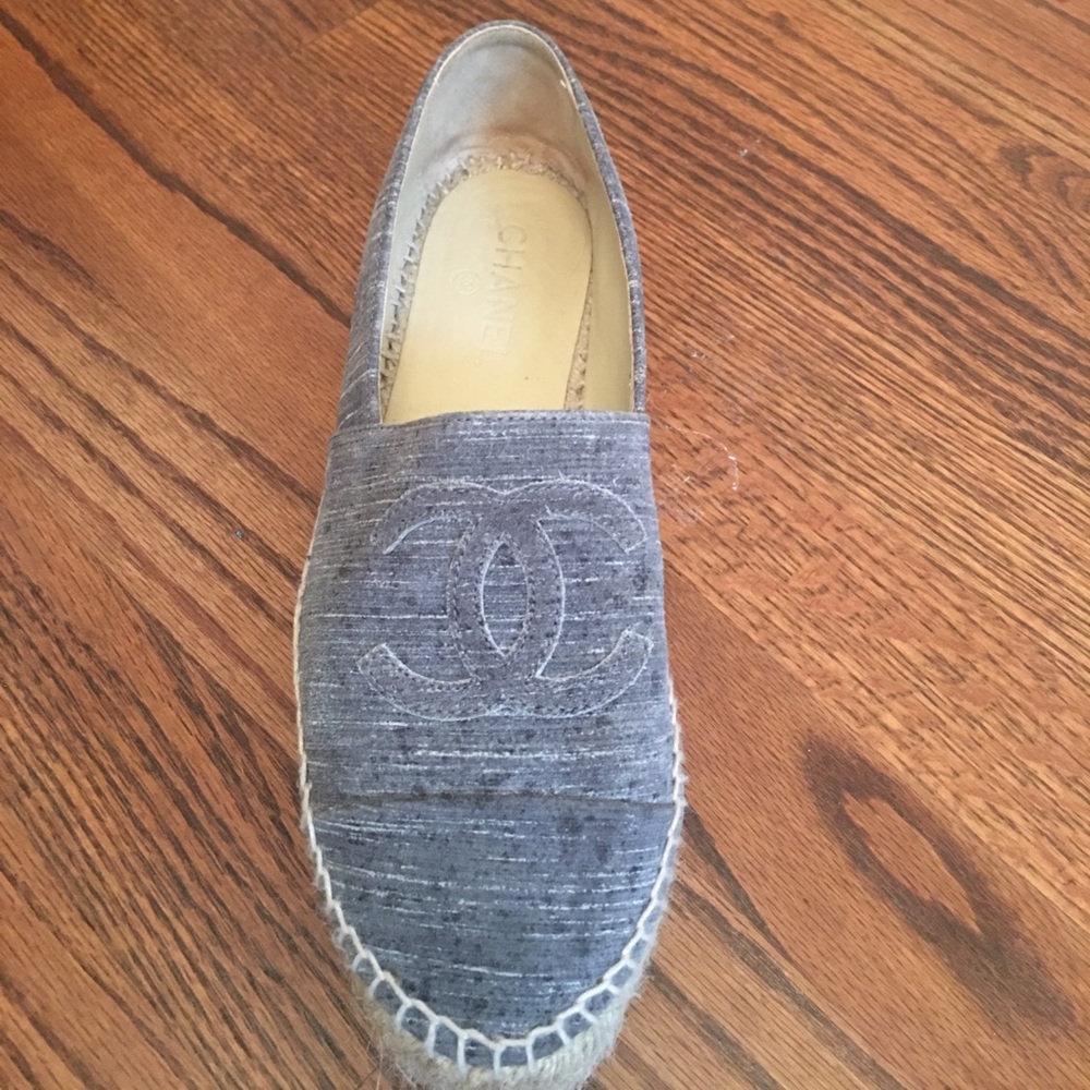 Size 40 Chanel grey suede espadrilles.