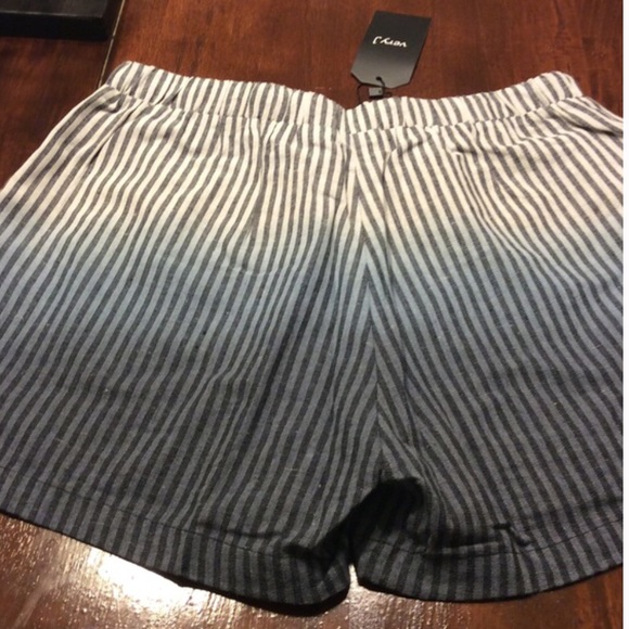 Last pair! ⭐️ Ombré Linen striped shorts 🌺🌷 - Picture 3 of 3