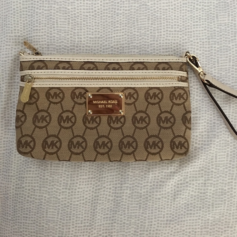 Michael kors wristlet 👛