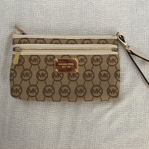 Michael kors wristlet 👛
