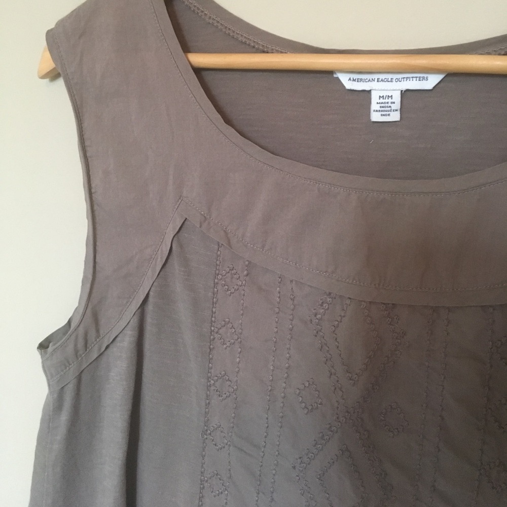 Embroidered cropped tank - Picture 3 of 3