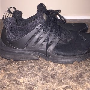 All black nike presto's