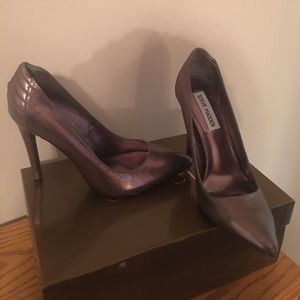 Iridescent Gray Leather Pumps by Steve Madden