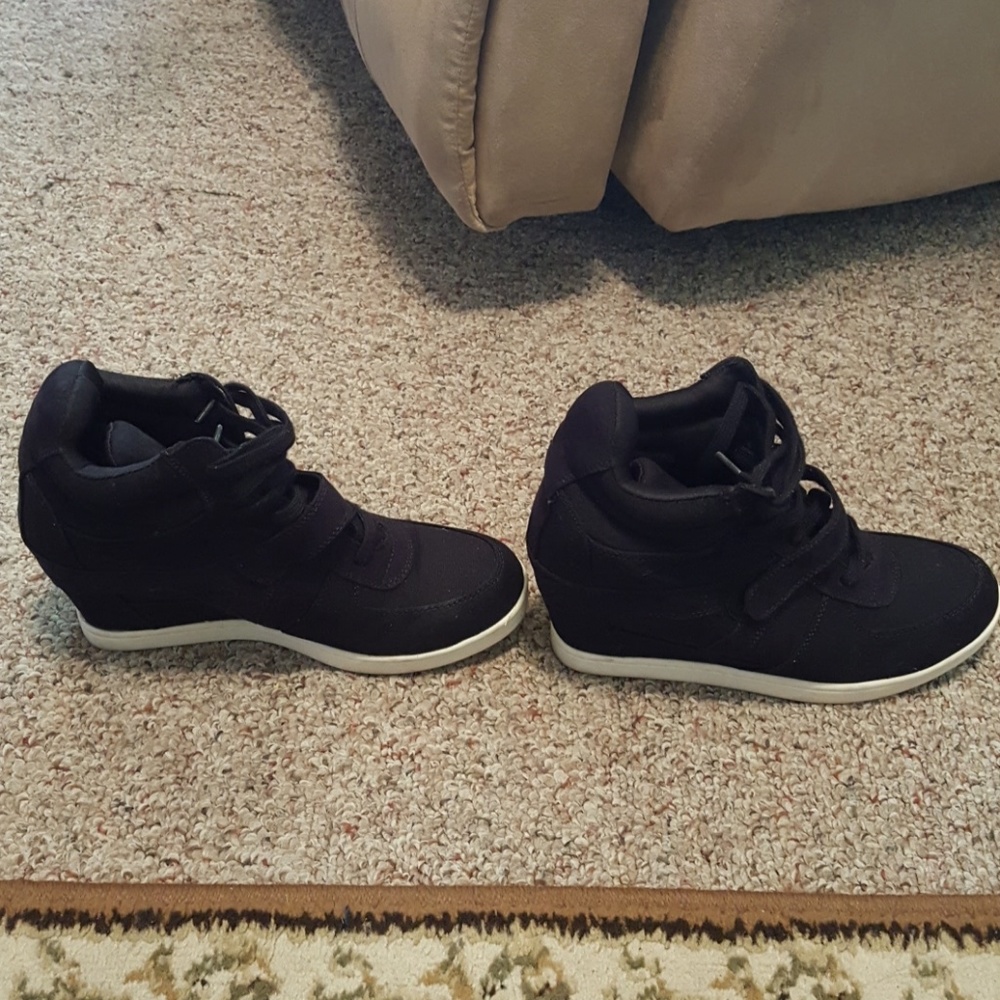 Womens black wedge heel Airwalk shoe size 10