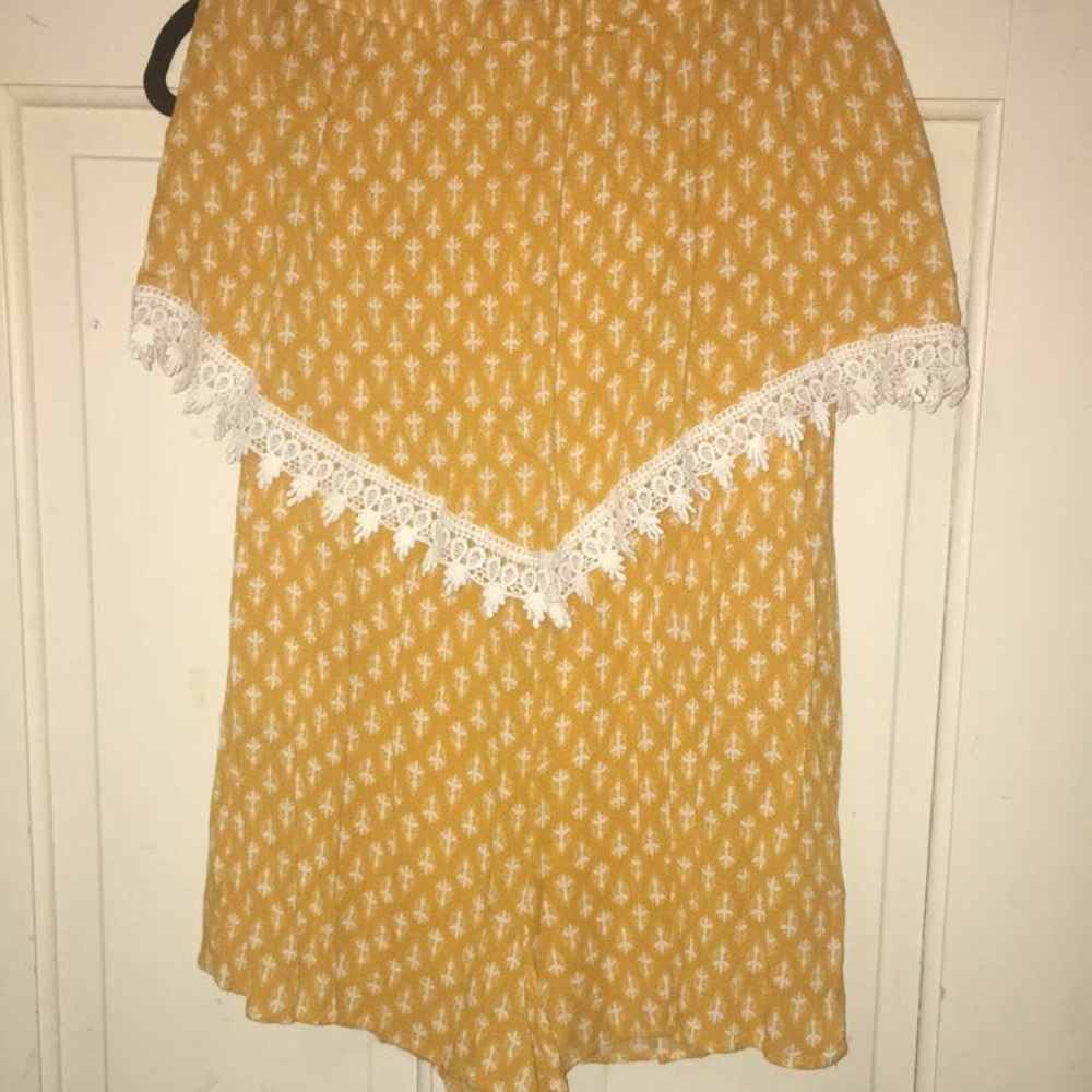 Strapless yellow pattern romper