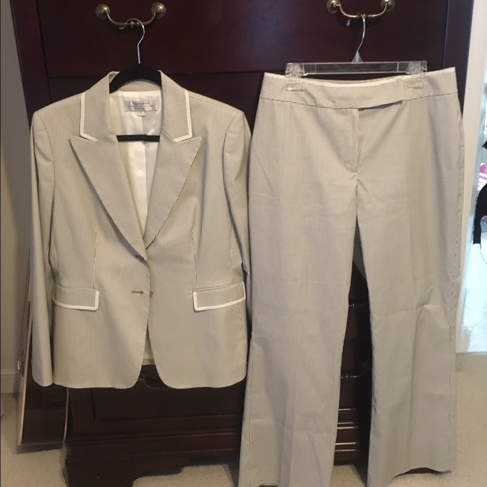 Tahari size 12P NWOT striped suit