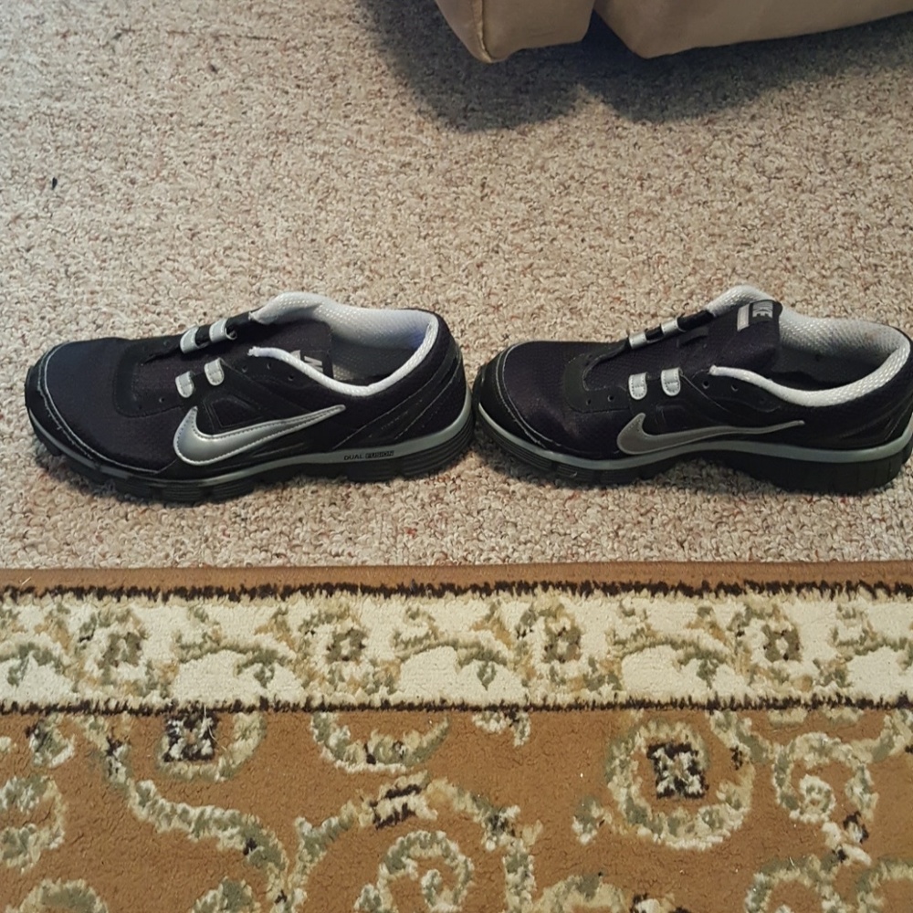 Mens size 10 Black & Silver Nike Dual Fusion Shoes
